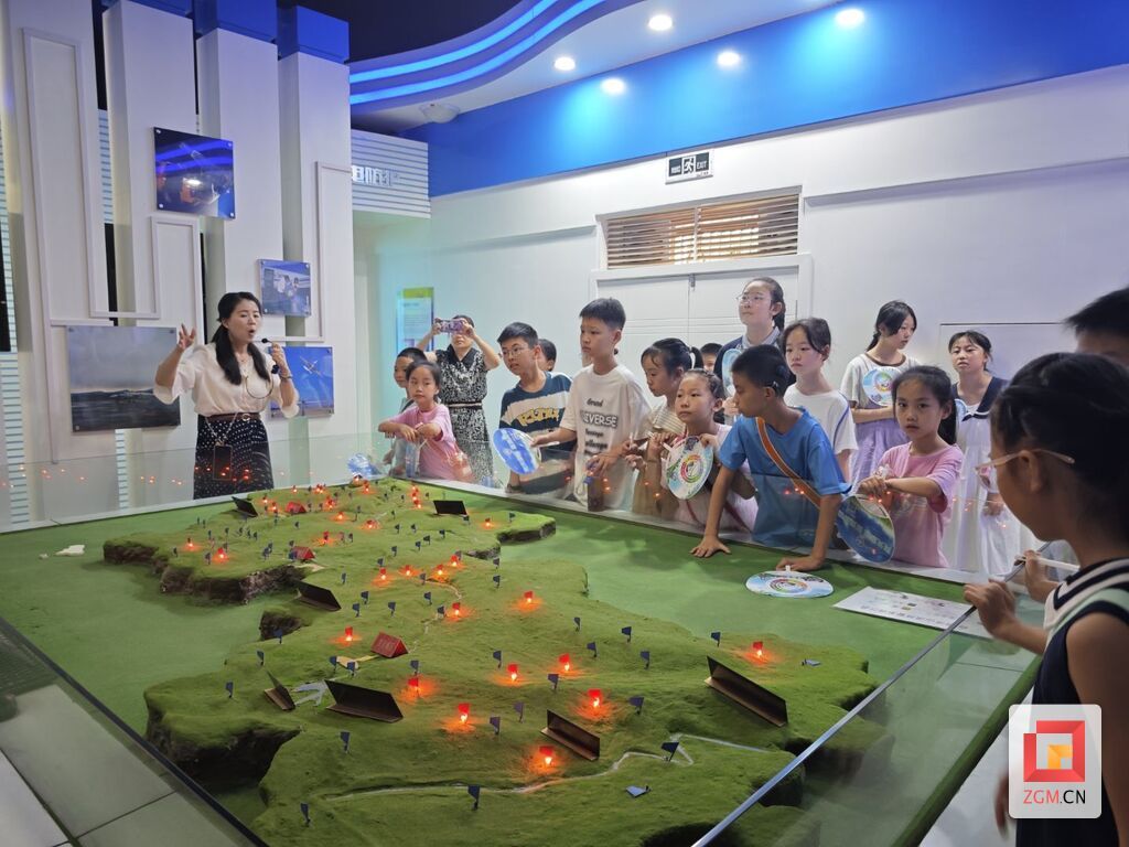 南苑社区盐都“爱心蜀托”班走进市气象局学习.jpg