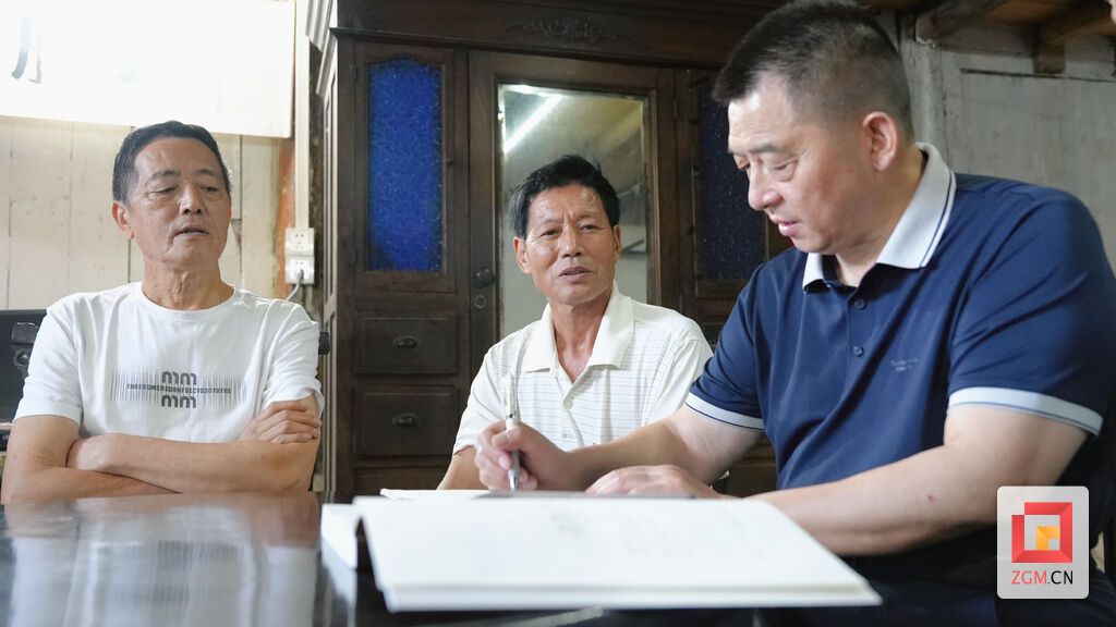 钱德明(左)、何承平(中)以及何安平更新组内人口数据.jpg