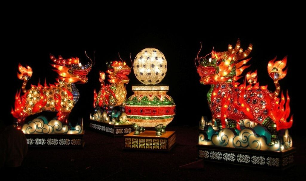 自貢新亞彩燈公司2016年在世界主題樂園和會(huì)展年會(huì)上獲得“銅環(huán)獎(jiǎng)”的玻璃藥瓶燈組——麒麟獻(xiàn)瑞(2016年美國).jpg