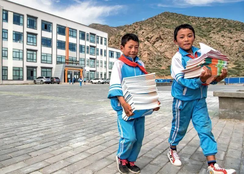 ▲西藏山南市贡嘎县森布日幸福家园九年一贯制学校的学生们在搬新书（ 2020年8月24日摄） 孙非摄 / 本刊