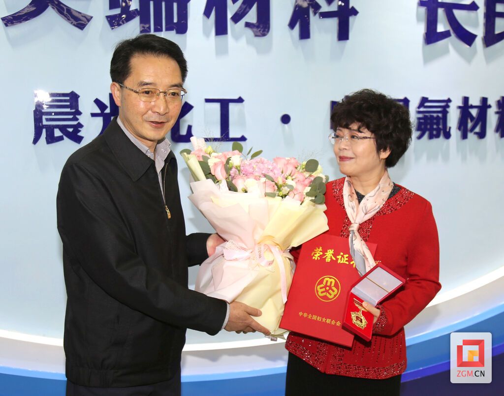 唐强为全国三八红旗手李嘉送上鲜花表示祝贺