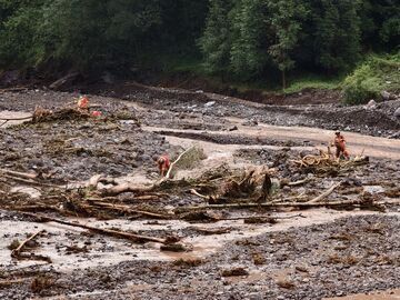 泸州叙永山体滑坡救援现场，400余人正全力搜救失联群众