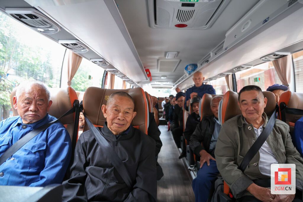 建设镇敬老院老人整装待发,准备搬去新院区.JPG