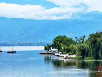 邛海听涛处，古城扇面徐徐开