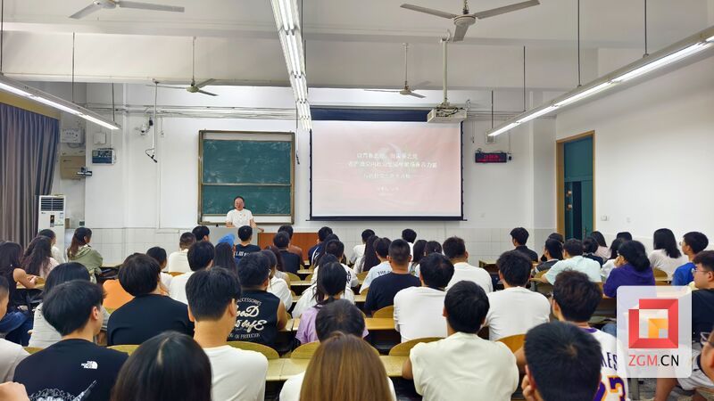 老师为学生授课 记者 罗祥瑞 摄.jpg