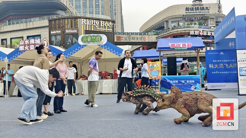 智能仿真恐龙在2025天府书展自贡分展场吸睛.jpeg