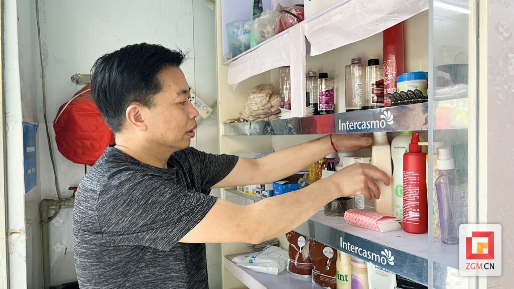 鄭大風(fēng)收拾店里的美發(fā)用品