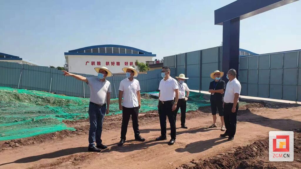 相關(guān)人員在項目建設(shè)現(xiàn)場開展討論