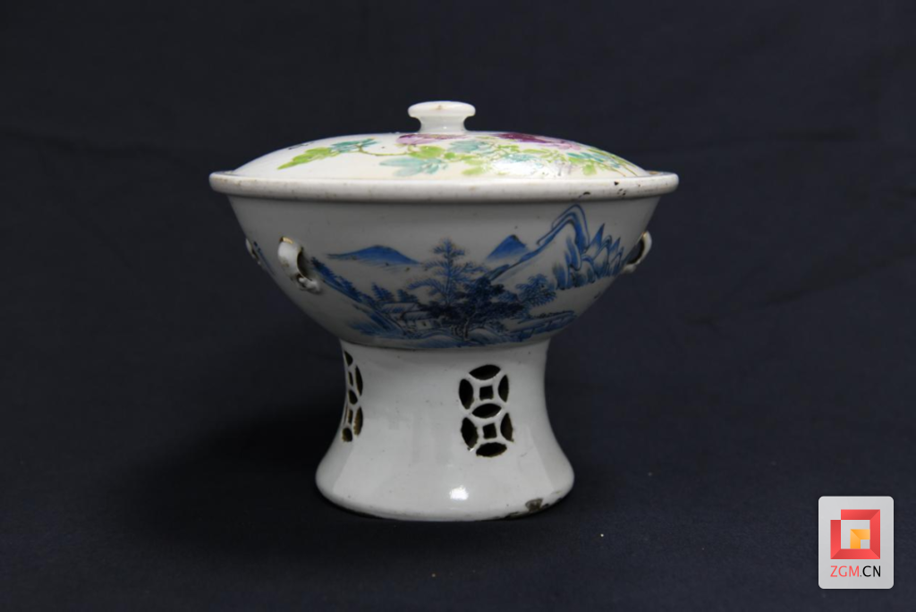 青花山水紋餐具.png