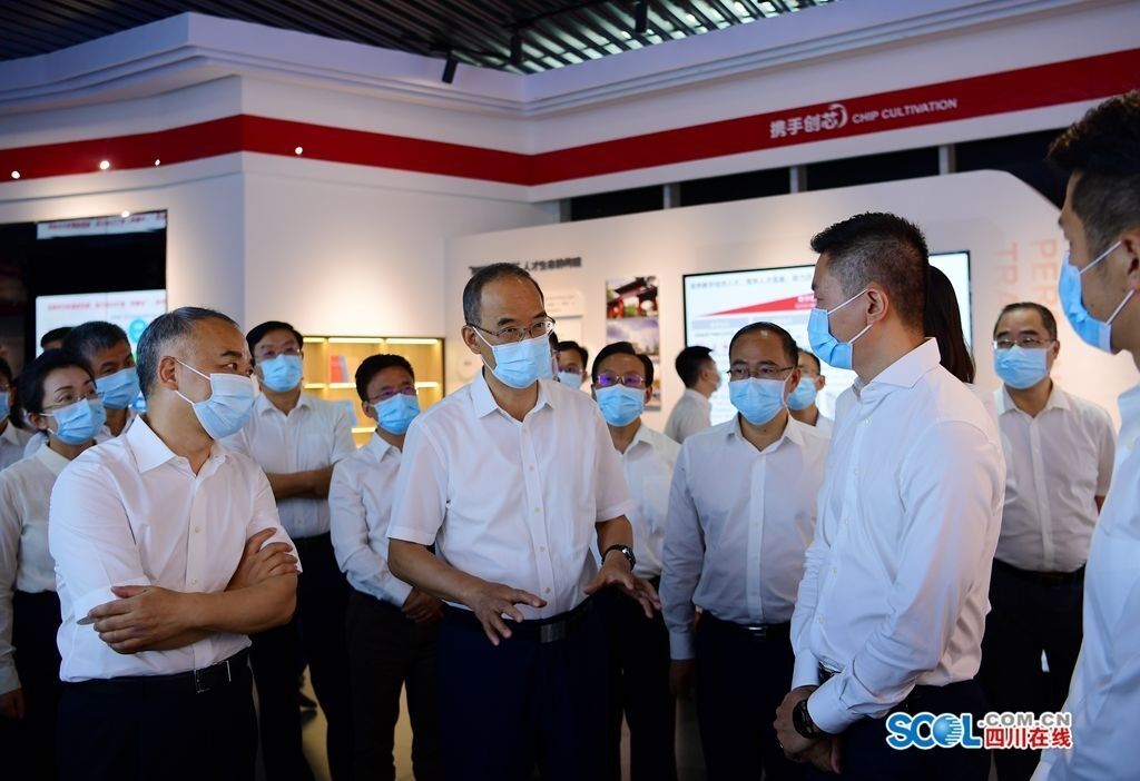 8月19日，黄强在四川天府新区华为成都鲲鹏生态基地调研鲲鹏计算机产业建设发展情况。