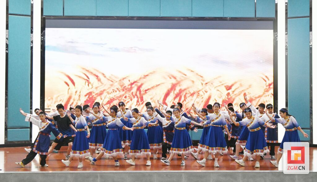 参营小学生带来节目《丰收麦田》.jpg