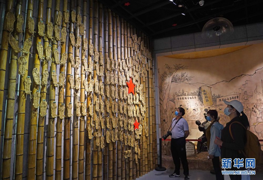 △在江西省于都县中央红军长征出发纪念馆，游客在参观80双草鞋组成的“草鞋墙”（4月30日摄）。新华社记者 万象 摄