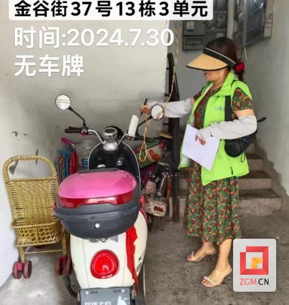 11.富順縣無(wú)車(chē)牌，樓道充電，占用疏散通道.jpg