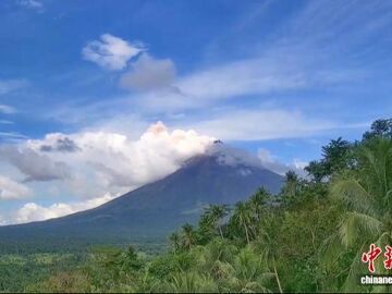 菲律宾马荣火山排放火山灰 灰柱高约400米