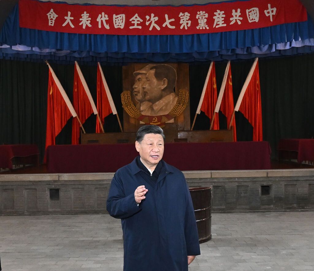 2022年10月27日,习近平在陕西延安杨家岭瞻仰中共七大会址。来源:新华社.jpg?x-oss-process=style/w10