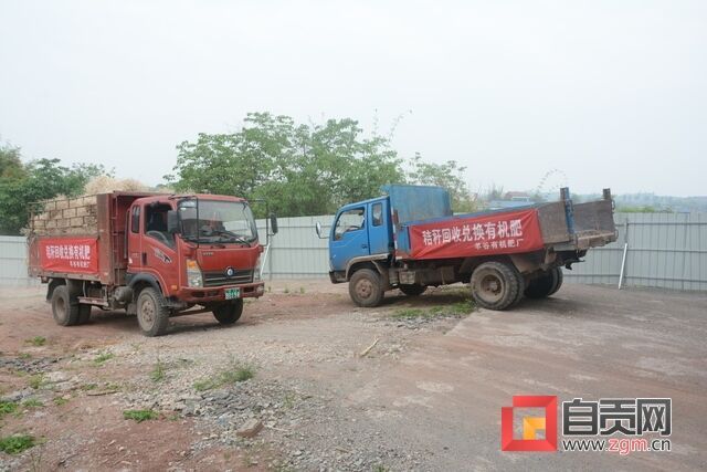忙碌的秸稈回收車.JPG