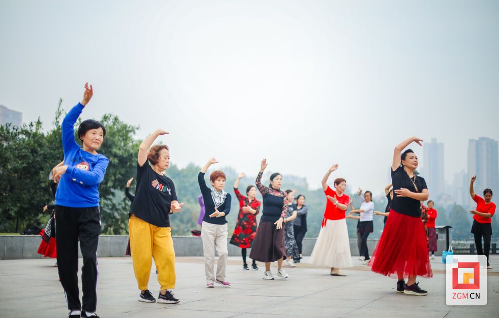 圖為每天早上南湖公園都有中老年人們?cè)诠珗@跳舞，場(chǎng)面壯觀(guān)，動(dòng)作嫻熟 (4).jpg