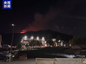 视频丨意大利埃特纳火山喷发 火山灰降落在附近城镇