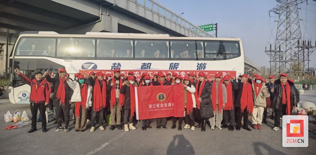 回家过年啦!在浙自贡籍农民工搭乘免费专车返乡.jpg