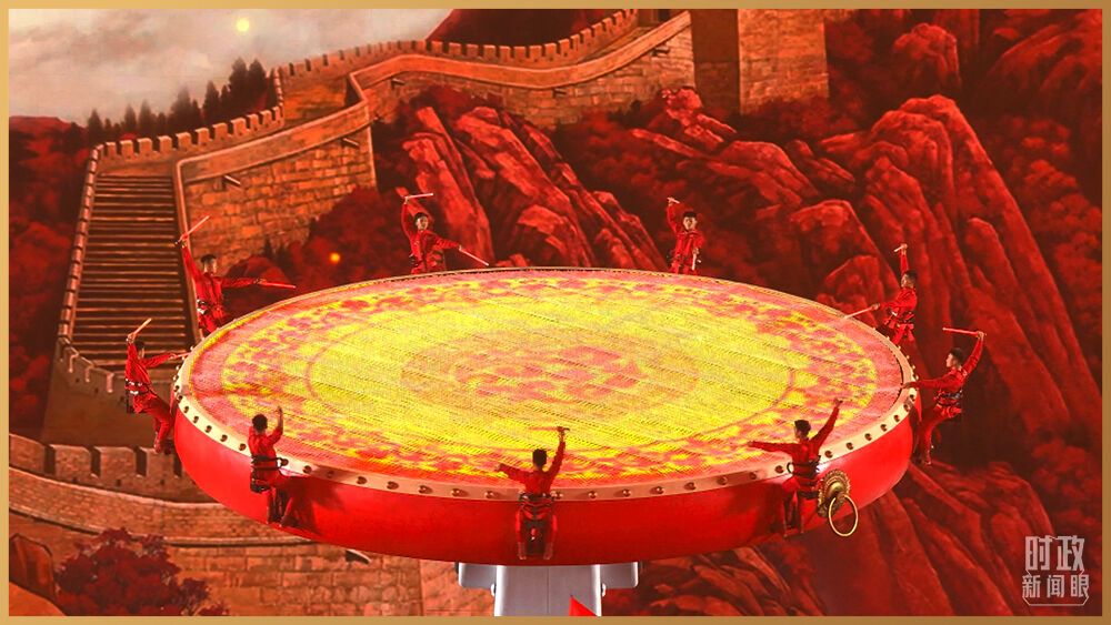 △鼓乐歌舞《新的天地》中直径10米的巨型大鼓