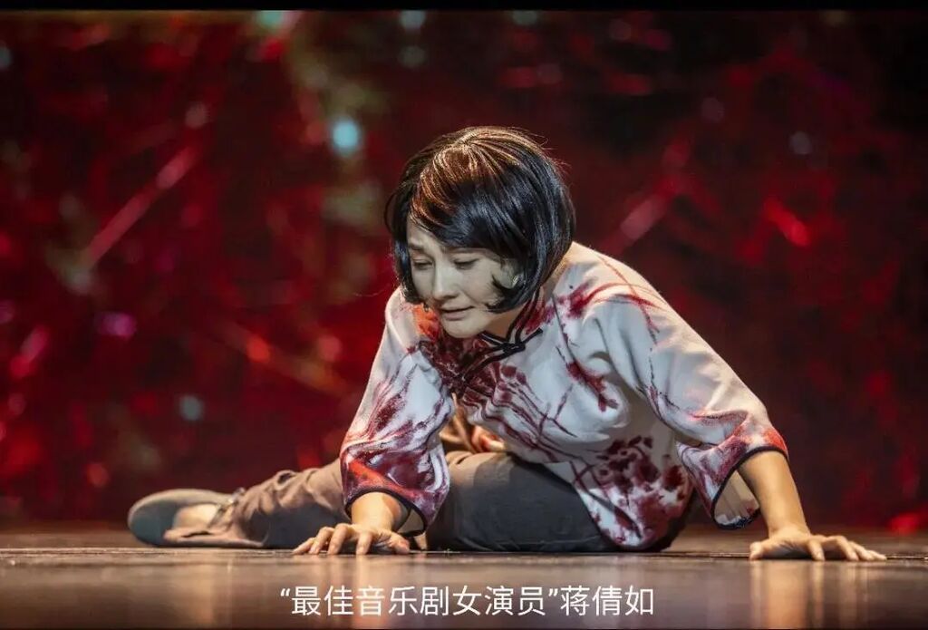 演員現(xiàn)場(chǎng)表演《紅梅花開(kāi)》片段