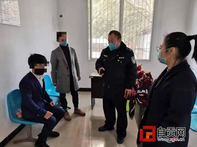 闖關人員在派出所接受法律告誡.jpg