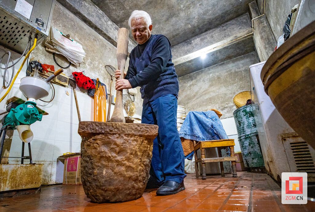 舂辣椒 记者 叶卫东 摄.jpg