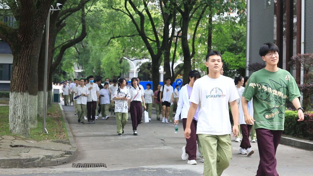 2021年7月，常德市一中学子行走在校园里。常德日报社记者 冯顺前 摄