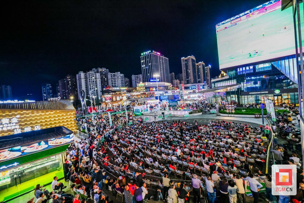 大屏之下人山人海,川超联赛点燃城市激情 记者 宋姿熠 摄.jpg
