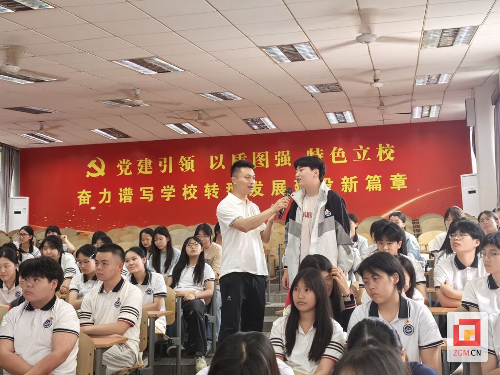 讲师与中职学生互动交流.jpg