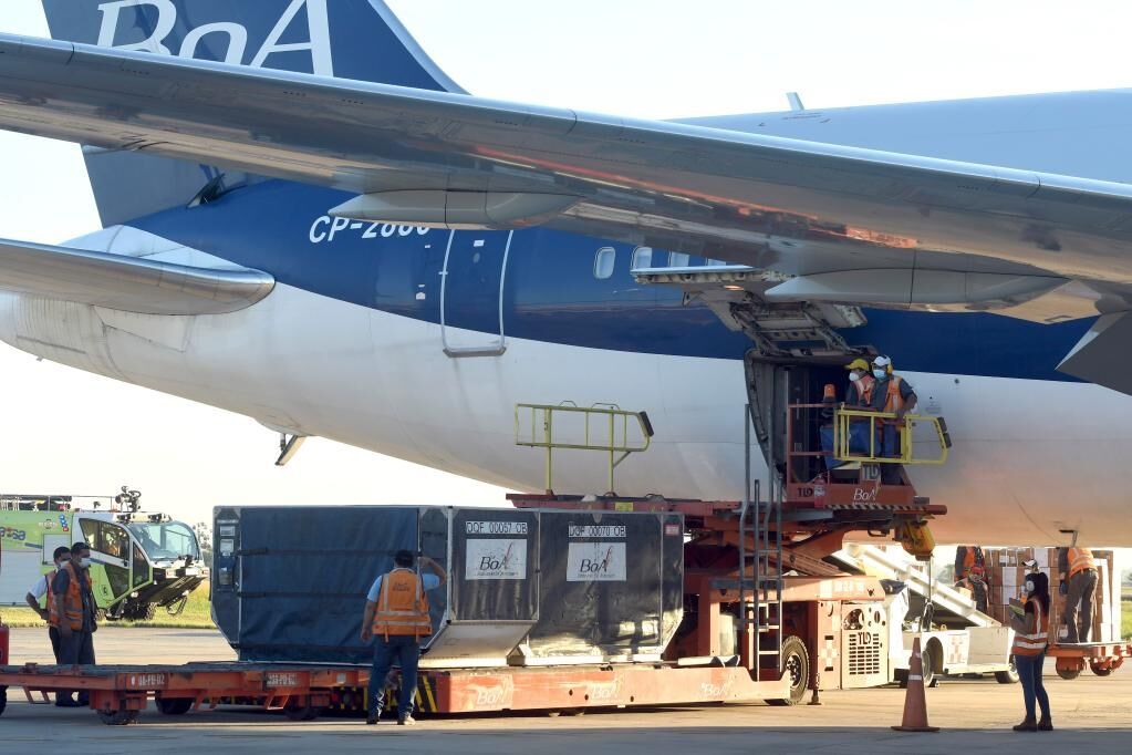 2月24日，运载中国新冠疫苗的玻航专机抵达玻利维亚第一大经济城市圣克鲁斯