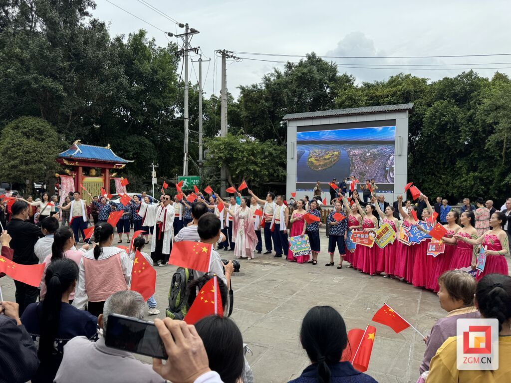 國慶假期沿灘區(qū)仙市古鎮(zhèn)市民在廣場歌唱祖國.jpg