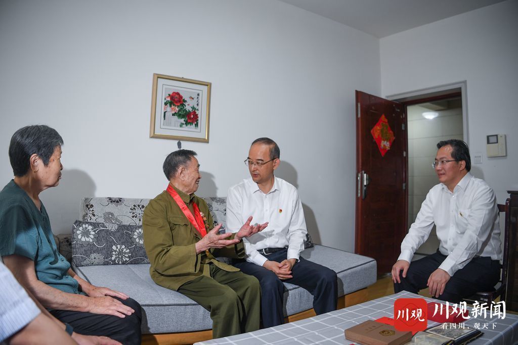 6月23日，黄强来到自贡市沿滩区龙湖森林小区曹学如老党员家中看望慰问。