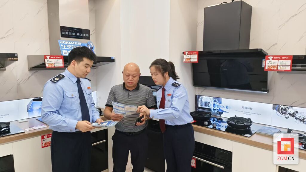 國家稅務總局富順縣稅務局稅務干部走訪京東家電賣場,，向商家和前來選購家電的市民發(fā)放稅收宣傳折紙頁、現場解答涉稅咨詢,。.jpg