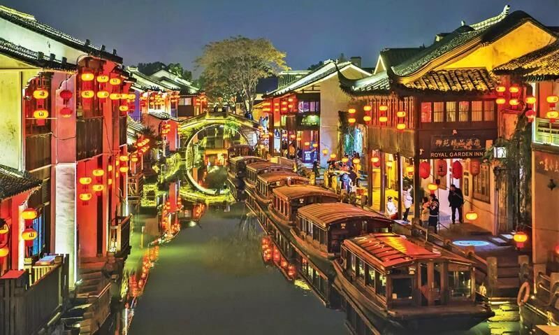 山塘街是苏州最有名的老街之一，2010年获评“中国历史文化名街”。山塘街灯光秀是必游的“网红”景点，市民和游客乘船夜游山塘街，两岸美景尽收眼底。　视觉中国 刘志勇/摄