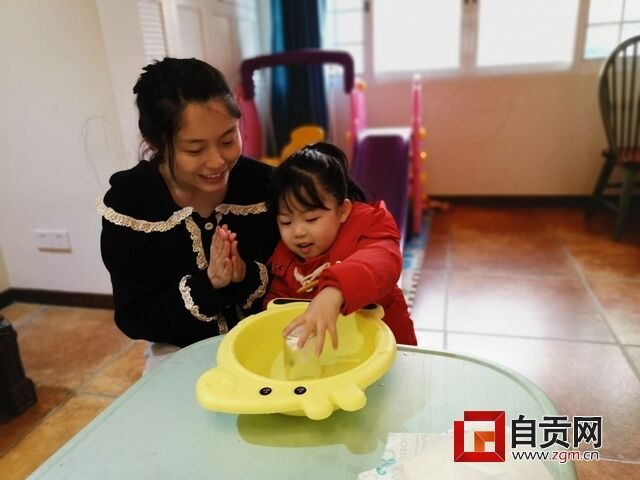 西幼錄制科學(xué)實驗視頻.JPG