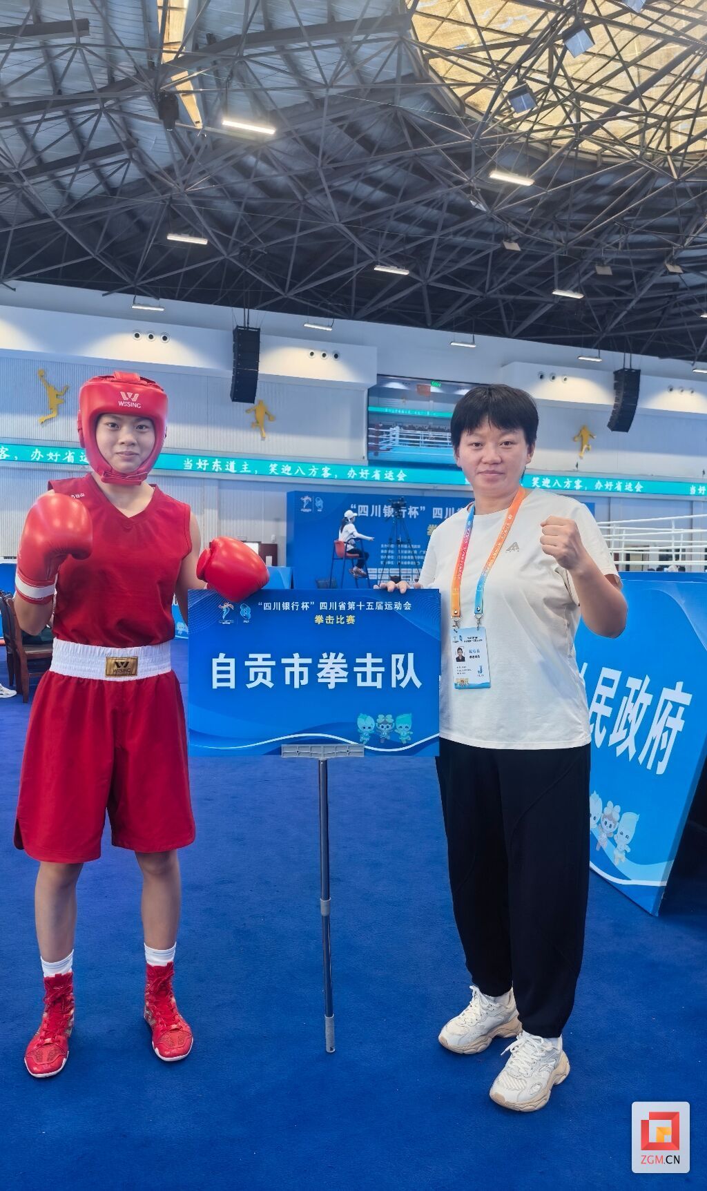 胡艳（左侧）与教练.jpg