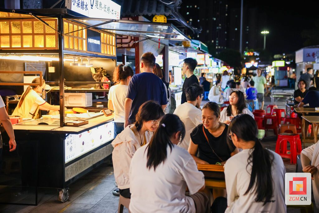 市民围坐闲谈小食,自贡夜市满是舒缓惬意的市井烟火。记者 宋姿熠 摄.jpg