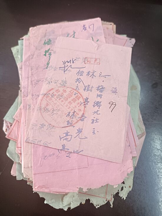 2026年9月10日上午，汕头市民最新捐赠的37封“侨批”。汕头市侨批文物馆供图