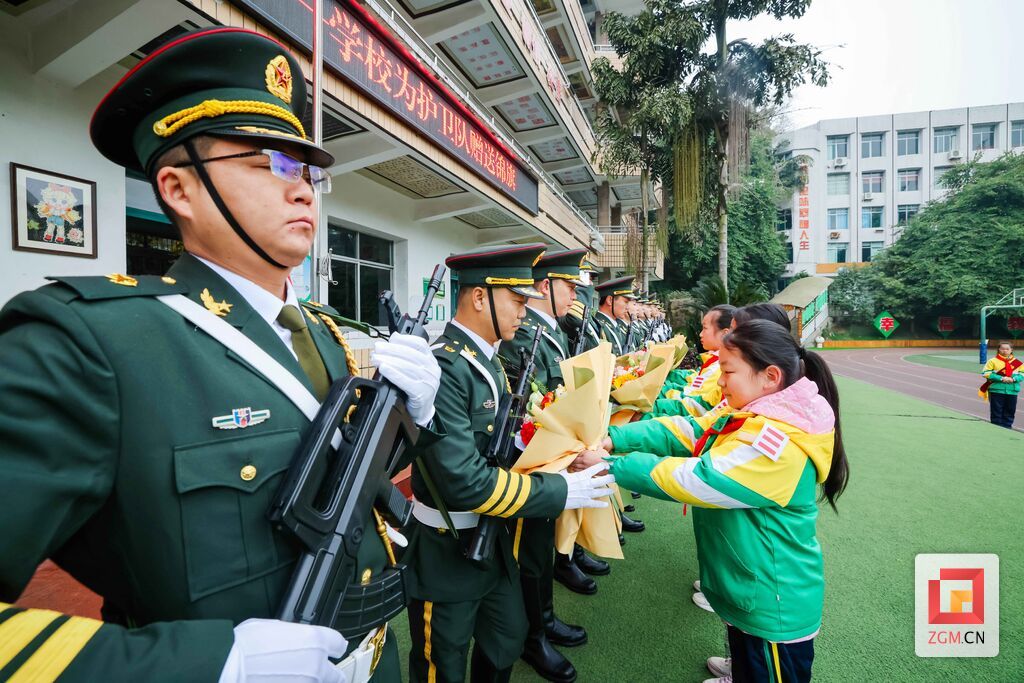 少先队员送上鲜花 记者 宋姿熠 摄.jpg