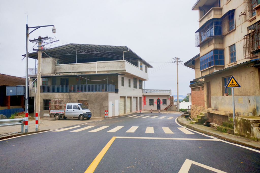 乌拉村宽阔整洁的红兰路  (3).jpg