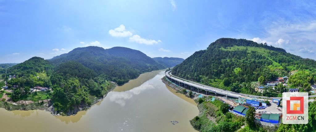 2、三面環(huán)水、一面環(huán)山的艾家村地理位置優(yōu)渥（自貢市融媒體中心 記者 芶思 攝).jpg