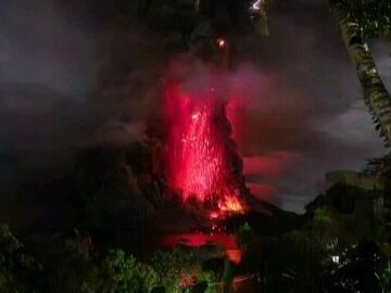 印尼鲁昂火山再次喷发 火山灰柱高度达3000米