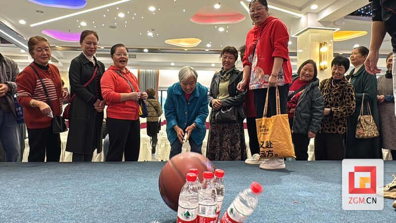 新华路社区开展“情暖重阳 乐在新华”主题趣味活动（2）.jpg