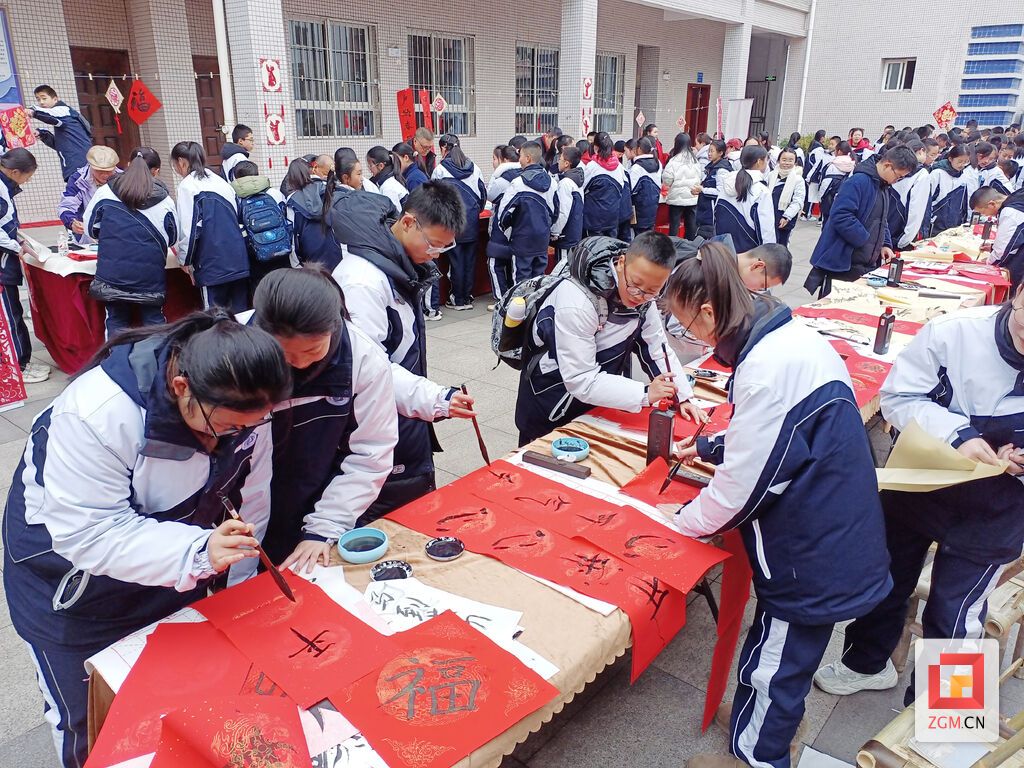 学生实践 记者 陈凡逸 摄.jpg