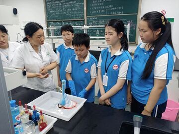 实验室开放日 中学生走进高校实验室玩转科学实验