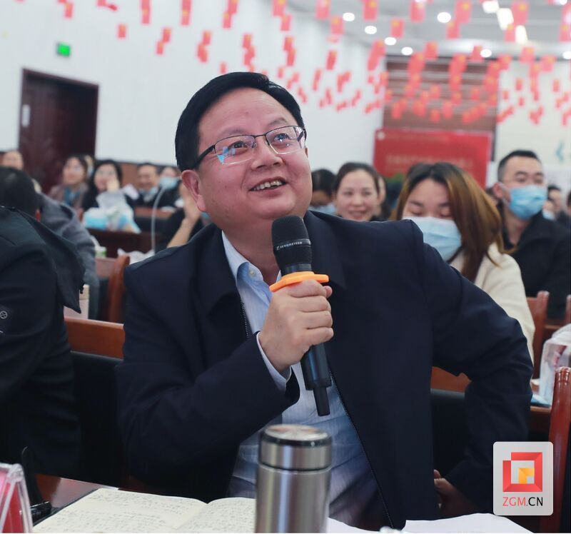 图:党委副书记、院长丁中印现场提问