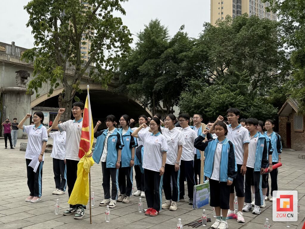 02重温入团誓词.jpg