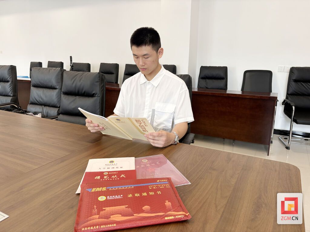 朱皓然阅读录取通知书 记者 陈凡逸 摄.jpg