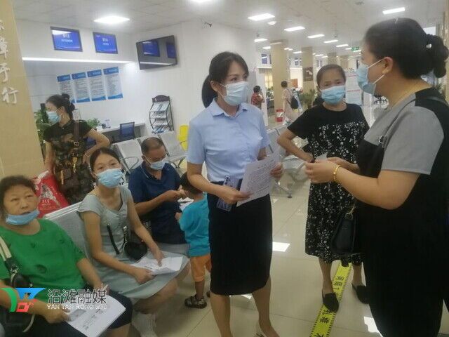 热心为参保群众提供咨询服务.jpg